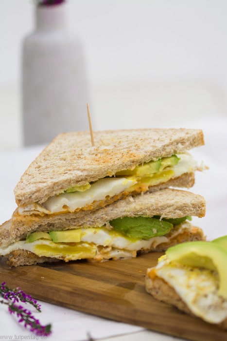 Sandwich mit Mayonnaise, Spiegelei und Avocado. #sandwich #schnell #einfach #ei #avocado #mayonnaise #snack #arbeit #büro