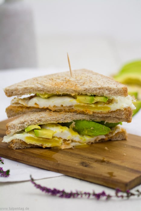 Sandwich mit Mayonnaise, Spiegelei und Avocado. #sandwich #schnell #einfach #ei #avocado #mayonnaise #snack #arbeit #büro