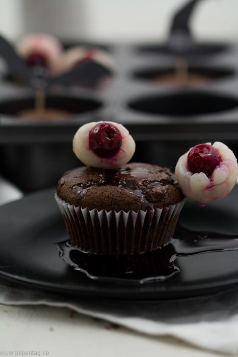 Halloween-Muffins aus doppelter Schokolade #gruselig #muffins #augen #blut #halloween #lecker #schnell #backen #ideen