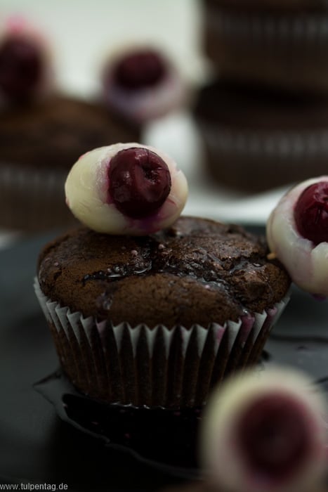 Halloween-Muffins aus doppelter Schokolade #gruselig #muffins #augen #blut #halloween #lecker #schnell #backen #ideen
