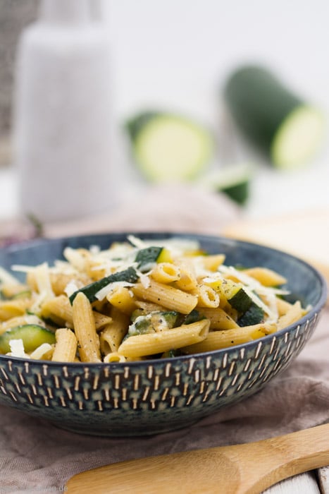 Schnelle Zucchini-Parmesan-Pasta #schnell #einfach #rezept #vegetarisch #pasta #nudeln #pfanne #30minuten