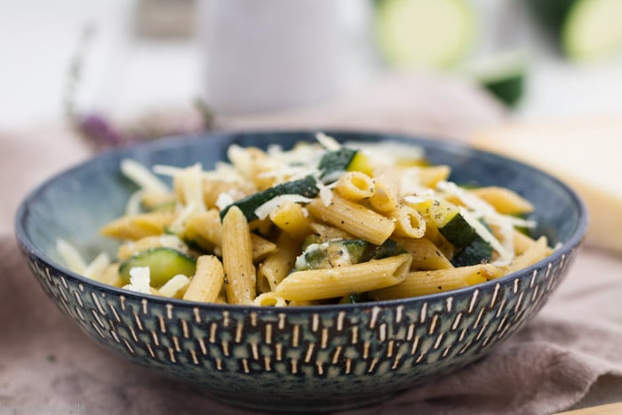 Schnelle Zucchini-Parmesan-Pasta #schnell #einfach #rezept #vegetarisch #pasta #nudeln #pfanne #30minuten