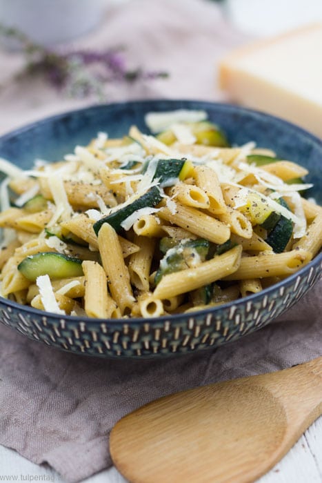 Schnelle Zucchini-Parmesan-Pasta #schnell #einfach #rezept #vegetarisch #pasta #nudeln #pfanne #30minuten