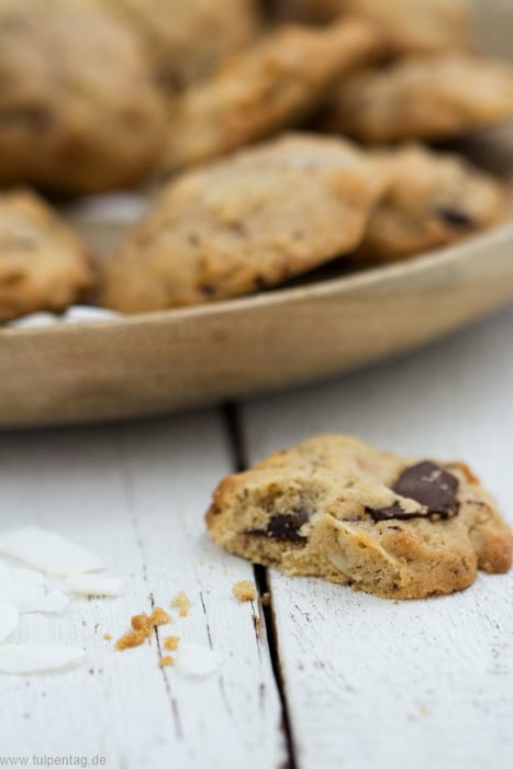Cookies mit Schokolade und Kokos #Rezept #Cookies #Kekse #backen #schnell #einfach #schokolade #kokos #kokoschips