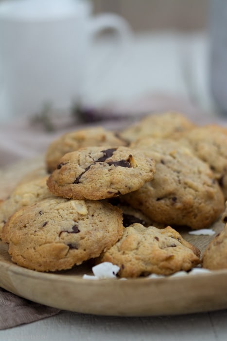 Cookies oder Plätzchen mit Kokos und Schokolade. Leckeres Rezept für Kekse.