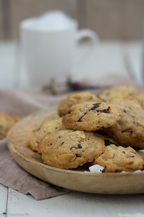 Cookies mit Schokolade und Kokos #Rezept #Cookies #Kekse #backen #schnell #einfach #schokolade #kokos #kokoschips