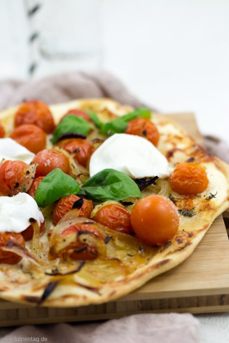 Flammkuchen mit karamellisierten Zwiebeln, gerösteten Tomaten und ...