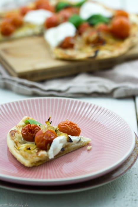 Flammkuchen mit karamellisierten Zwiebeln, gerösteten Tomaten und Mozzarella #Rezept #schnell #einfach #schnelleküche #Flammkuchen #vegetarisch