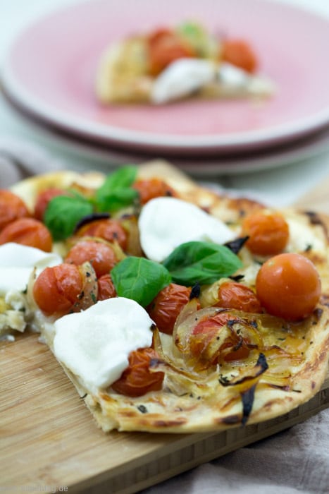 Flammkuchen mit karamellisierten Zwiebeln, gerösteten Tomaten und Mozzarella #Rezept #schnell #einfach #schnelleküche #Flammkuchen #vegetarisch