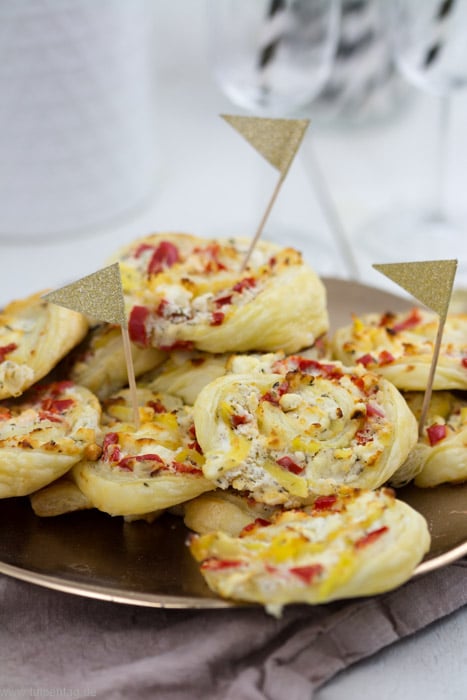 Blätterteig-Schnecken mit Paprika, Kartoffel, Zwiebeln und Feta #schnell #rezept #silvester #brunch #vegetarisch #einfach #snack