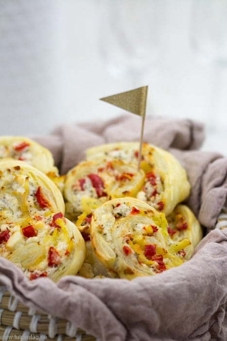 Blätterteig-Schnecken. Ein schnelles einfaches Rezept mit Kartoffeln und Paprika.
