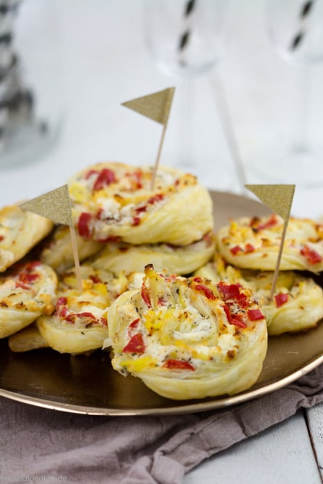 Blätterteig-Schnecken mit Paprika, Feta und Kartoffeln - Tulpentag. Schnelle Rezepte.