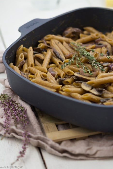 One-Pot-Pasta mit Pilzen, karamellisierten Zwiebeln und Bergkäse #champignons #vegetarisch #schnell #einfach #onepot #feierabendküche