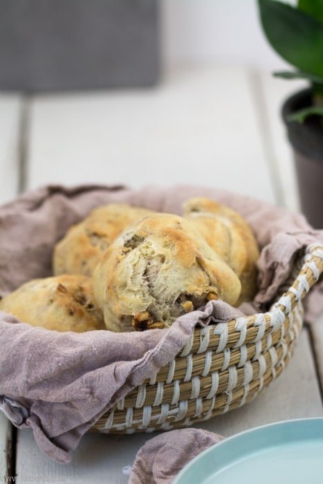 Schnelle Brötchen über Nacht mit Grieß, Dinkelmehl und Walnüssen #Übernachtgare #Rezept #einfach #schnell #selberbacken #brötchen