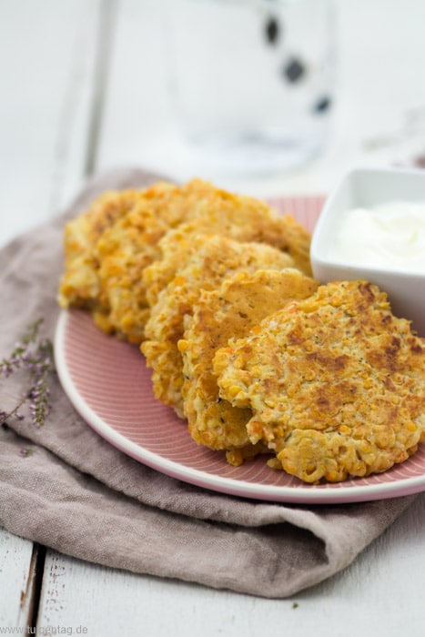 Vegetarische Bratlinge oder Puffer aus roten Linsen, Parmesan und Ei #rezept #schnell #einfach #gesund #lowcarb