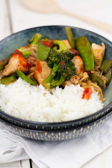 Hähnchen-Gemüse-Pfanne mit Reis. Fruchtig-scharfe Asia-Pfanne #chinakohl #schnell #feierabendküche #einfach #hähnchen #gemüse #scharf #asiatisch #gesund