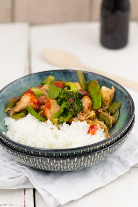 Hähnchen-Gemüse-Pfanne mit Reis. Fruchtig-scharfe Asia-Pfanne #schnell #feierabendküche #einfach #hähnchen #gemüse #scharf #asiatisch #gesund #chinakohl