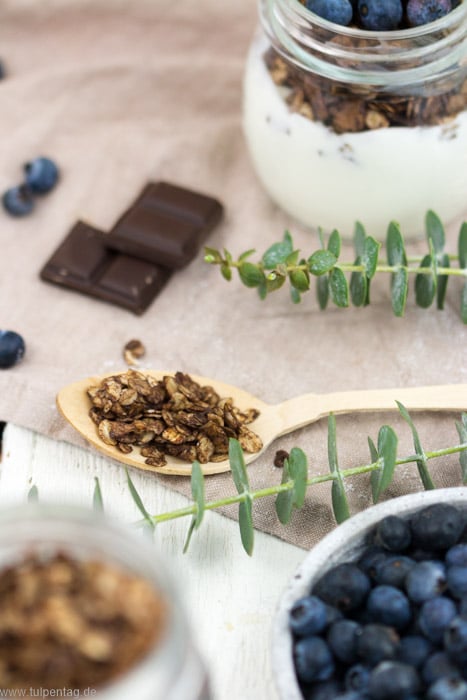 Müsli selber machen mit Schokolade und Kokos. #granola #rezept #ofen #schoko #kokoschips #frühstück #vorrat