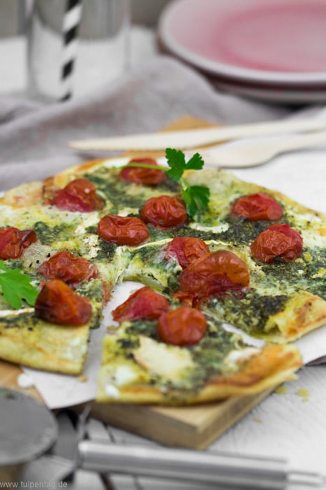 Vegetarischer Flammkuchen mit Kräuter-Chimichurri und Ziegenkäse