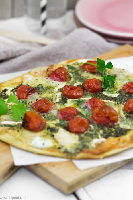 Vegetarischer Flammkuchen mit Kräuter-Chimichurri und Ziegenkäse