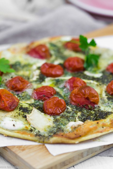 Vegetarischer Flammkuchen mit Ziegenkäse, Tomaten und Kräuter-Chimichurri #Flammkuchen #vegetarisch #schnell #einfach #schnelleküche #feierabendküche #rezept #chimichurri