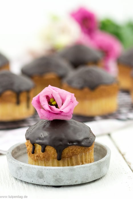 Schnelle und einfache Muffins mit Crème fraîche und Schokoglasur #Muffins #backen #schnell #einfach #rezept