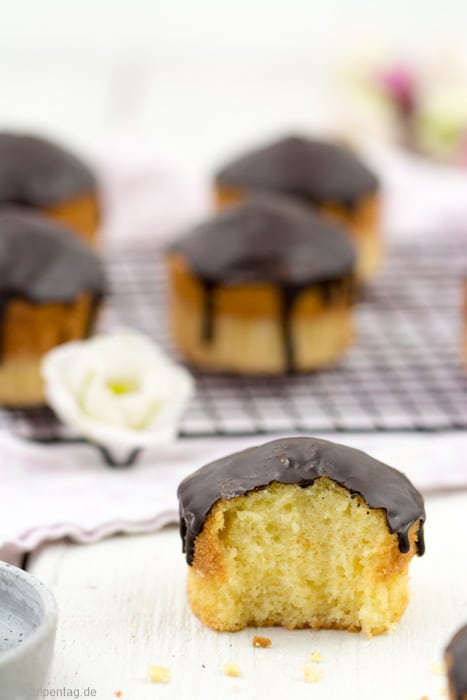 Schnelle und einfache Muffins mit Crème fraîche und Schokoglasur #Muffins #backen #schnell #einfach #rezept