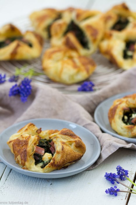 Schnelle Blätterteigtaschen mit Spinat, Feta und Schinken - Schnelle ...