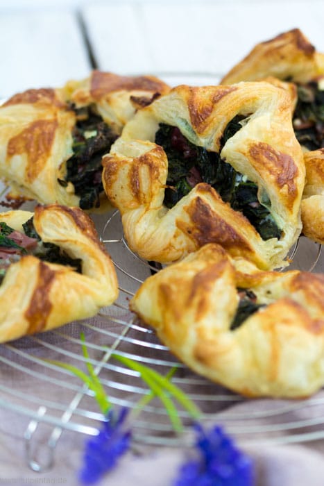 Blätterteig-Taschen mit Spinat, Feta und Schinken #schnell #einfach #bruch #brunchrezept #rezept #leicht #ostern #snack #herzhaft