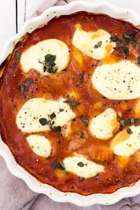 Vegetarische Gnocchi überbacken mit Mozzarella in Tomaten-Frischkäse-Sauce #rezept #schnell #einfach #ofen #gnocchi #tomatensauce #ofengericht #vegetarisch