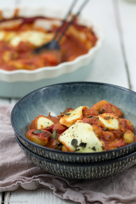Vegetarische Gnocchi überbacken mit Mozzarella in Tomaten-Frischkäse-Sauce #rezept #schnell #einfach #ofen #gnocchi #tomatensauce #ofengericht #vegetarisch