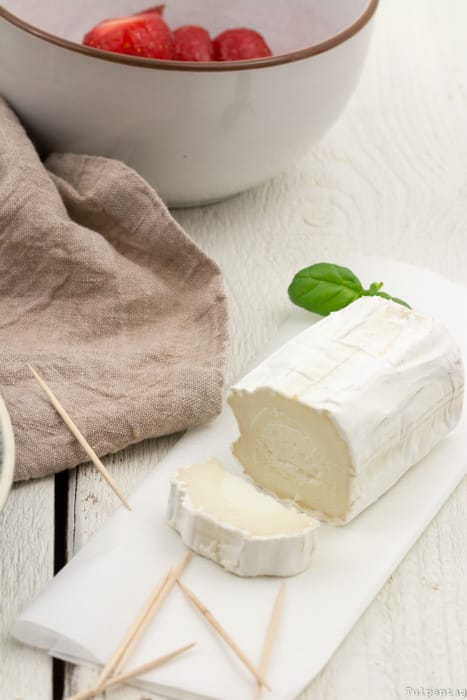 Sommerlicher Erdbeer Snack auf Spießen mit Balsamico und Ziegenkäse – ideal für Gäste