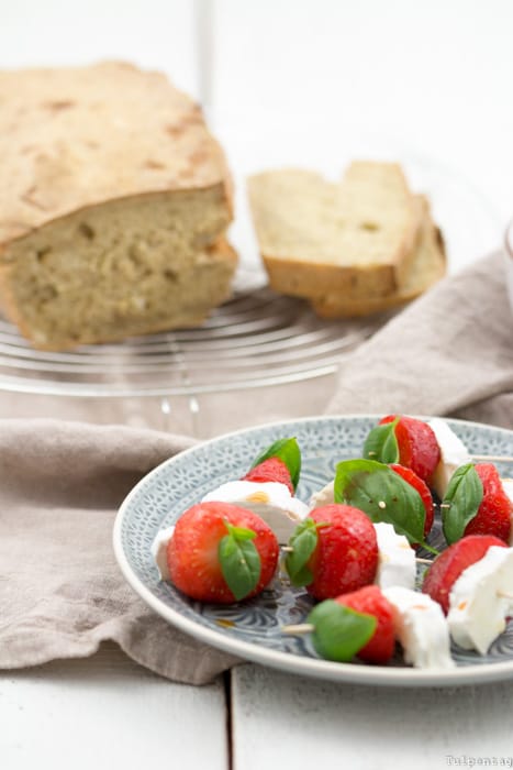 Zutaten für Erdbeer Spieße: Erdbeeren, Ziegenkäse und Basilikum – perfekt für den Sommer