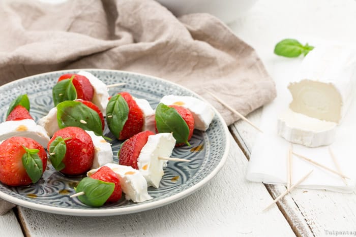 Frischer Erdbeer Snack: Balsamico-Erdbeer-Spieße mit cremigem Ziegenkäse und Basilikum – einfaches Sommerrezept