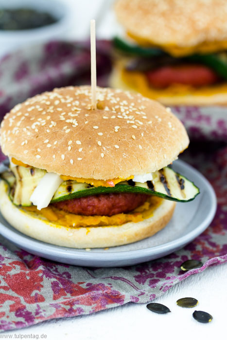 Vegetarischer Burger mit veganem Sojapatty. Mit Grillgemüse, Ziegenkäse und Kürbispüree. Schnell in 35 Minuten gemacht.