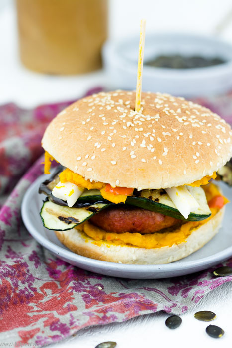Vegetarischer Burger mit veganem Sojapatty. Mit Grillgemüse, Ziegenkäse und Kürbispüree. Schnell in 35 Minuten gemacht.