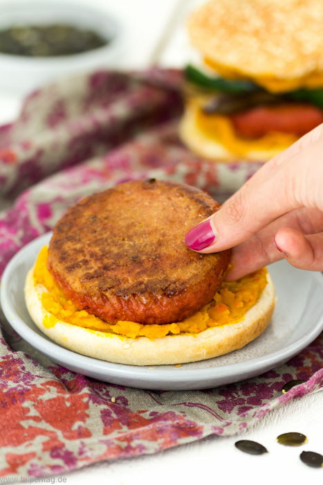 Vegetarischer Burger mit veganem Sojapatty. Mit Grillgemüse, Ziegenkäse und Kürbispüree. Schnell in 35 Minuten gemacht.