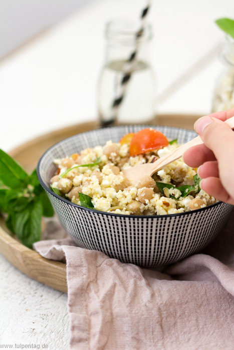 Rezept für Couscous-Salat mit Feta, Kichererbsen, Oliven, Tomaten und Haselnüssen #schnell #einfach# vegetarisch