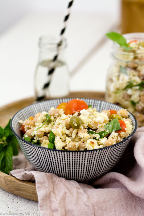 Couscous-Salat mit Kichererbsen, Feta, Haselnüssen und Oliven ...