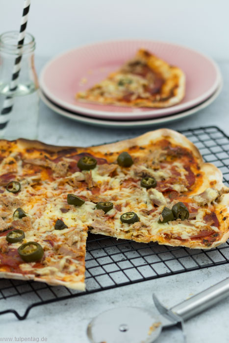 Flammkuchen im Pizza Style. Mit Chorizo, Chilis, Thunfisch und Gouda. #schnell #einfach #schnelleküche #pizza #flammkuchen #rezept