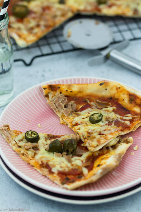Flammkuchen im Pizza Style. Mit Chorizo, Chilis, Thunfisch und Gouda. #schnell #einfach #schnelleküche #pizza #flammkuchen #rezept