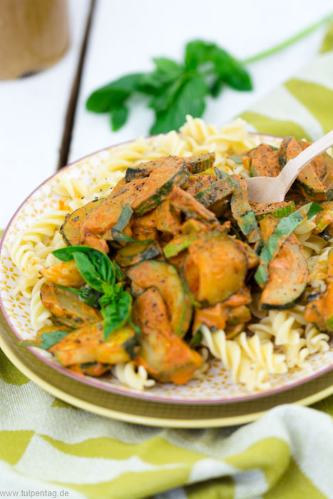 Schnelles einfaches Rezept vegetarisch mit Zucchini für die Pfanne. Mit Pasta.