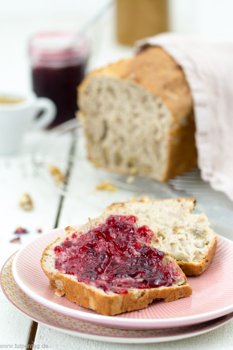 Brot selber backen. Ein schnelles Rezept für ein Kastenbrot mit Walnüssen und Dinkelmehl in nur einer Stunde. Ohne Gehzeit.