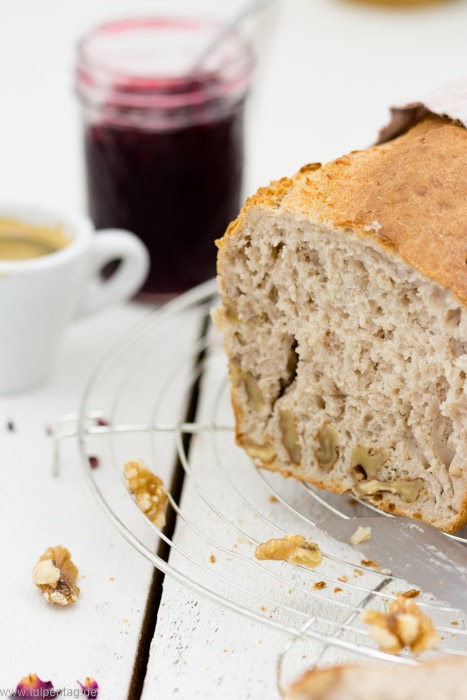 Brot selber backen. Ein schnelles Rezept für ein Kastenbrot mit Walnüssen und Dinkelmehl in nur einer Stunde.