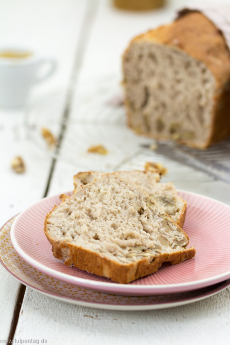 Schnelles Brot mit Dinkelmehl und Walnüssen ohne Gehzeit