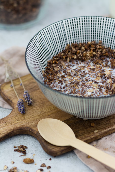 Selbstgemachtes Granola Müsli mit Nüssen und Kakao #schokolade #frühstück #vorrat #müsli #granola #schoko #nüsse
