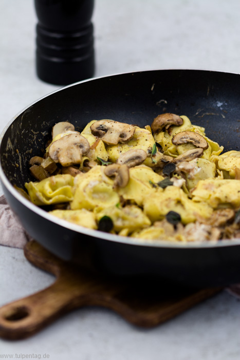 Vegetarische Tortellini mit Pilzen und Ziegenfrischkäse #schnell #einfach #vegetarisch #champignons #herbst #rezept #pilze