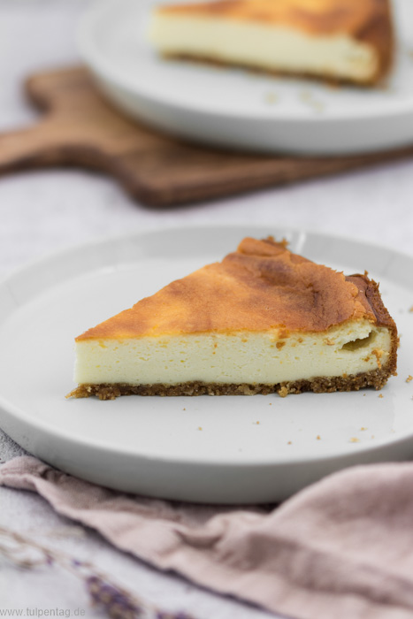 Käsekuchen. Rezept für einen cremigen Käsekuchen mit Mascarpone und Frischkäse. #cheesevake #käsekuchen #rezept #einfach