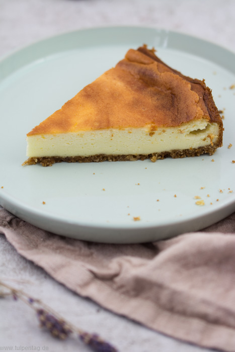 Käsekuchen. Rezept für einen cremigen Käsekuchen mit Mascarpone und Frischkäse. #cheesevake #käsekuchen #rezept #einfach