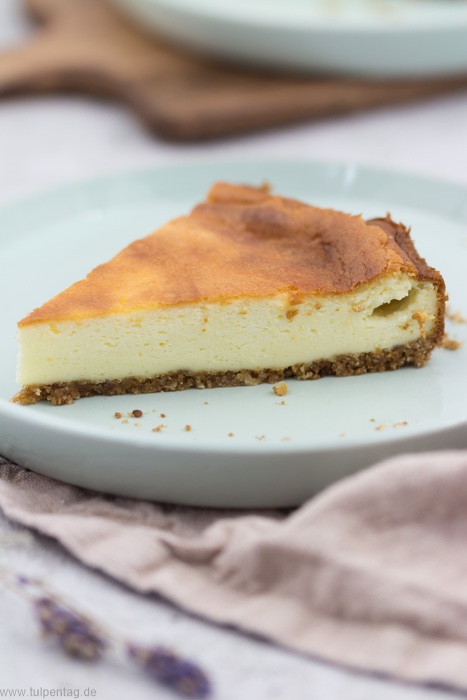 Käsekuchen. Rezept für einen cremigen Käsekuchen mit Mascarpone und Frischkäse. #cheesevake #käsekuchen #rezept #einfach